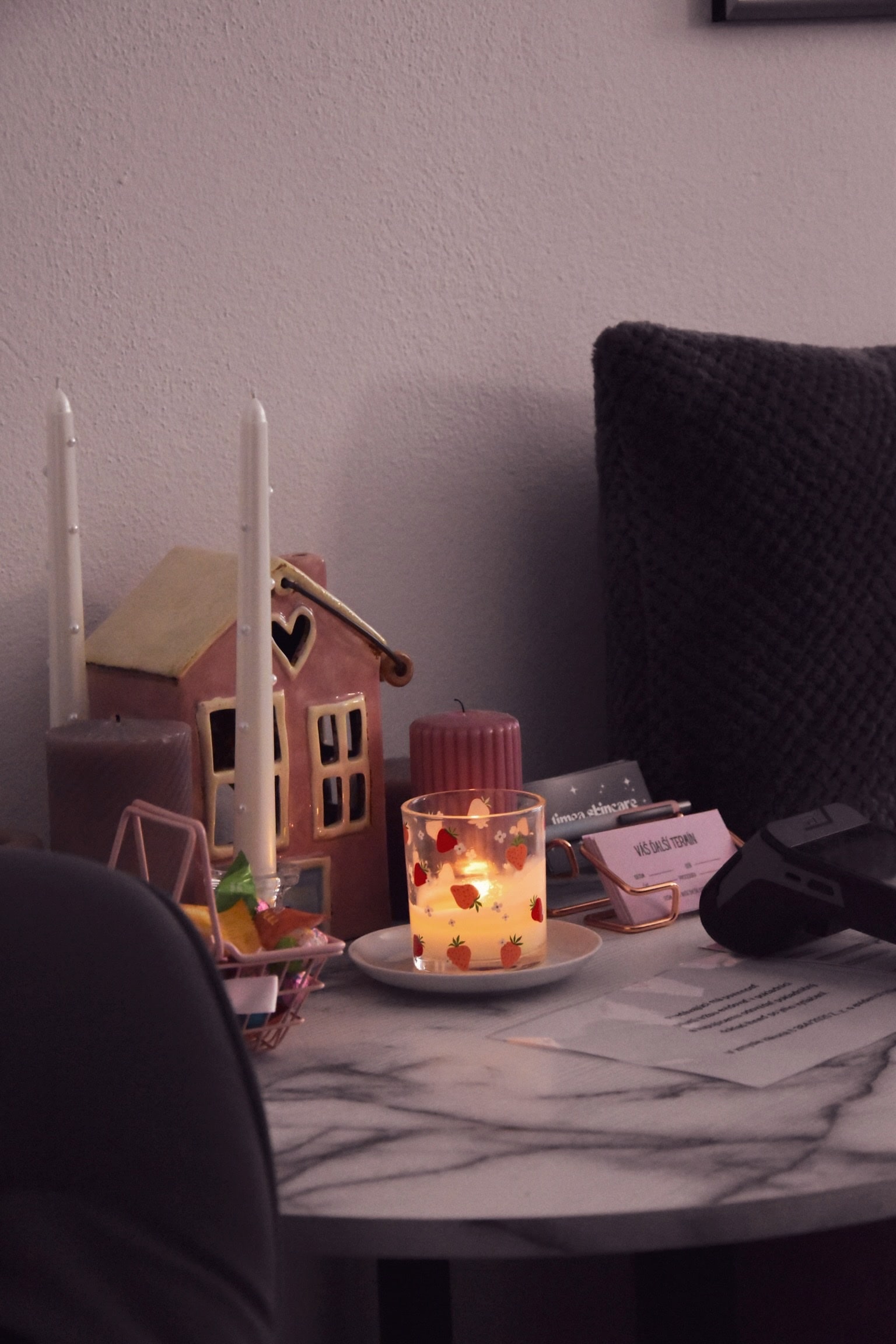 Čakací kútik so sviečkami, vizitkami a jemnými detailmi v salóne Timea Skincare
