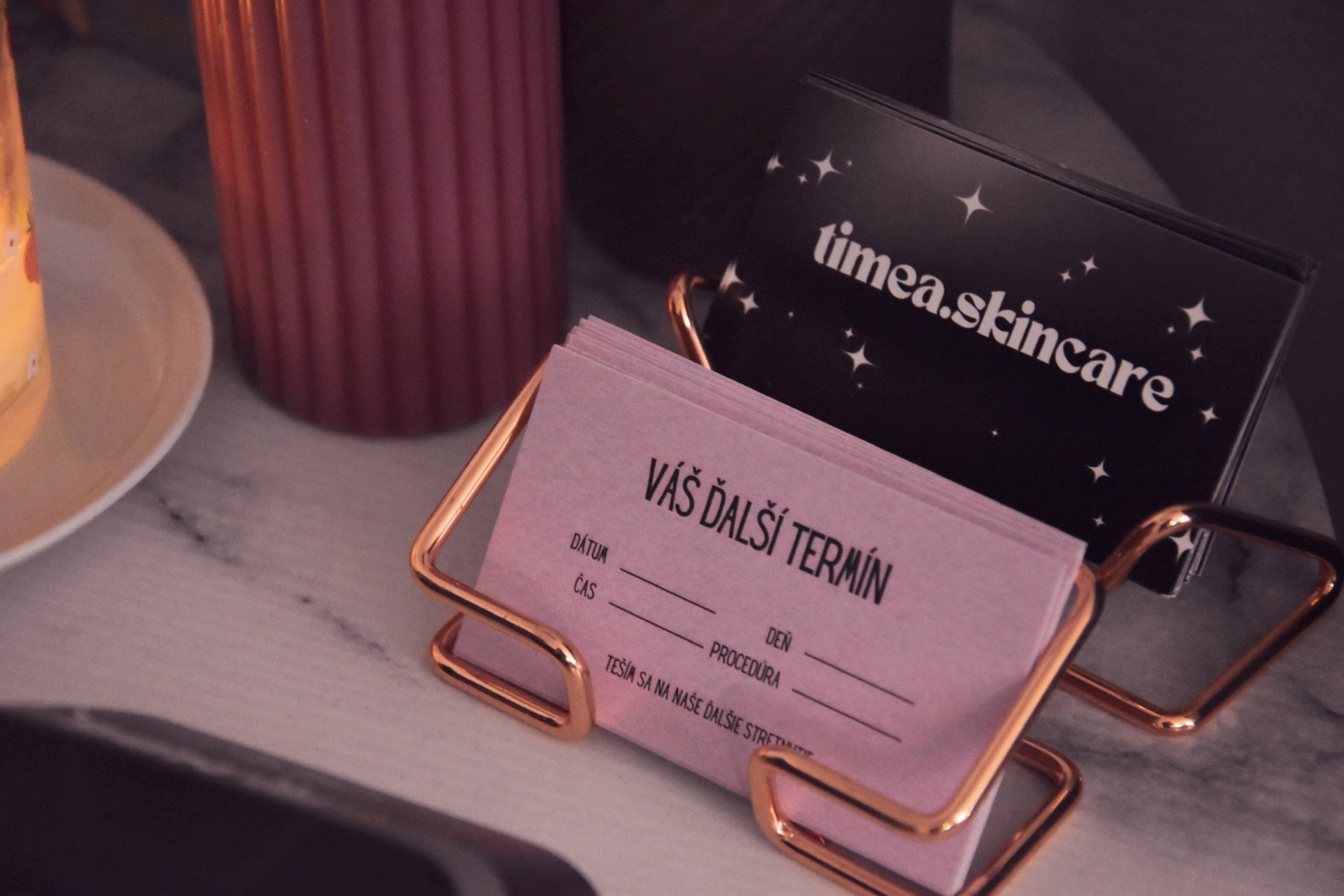Ružové kartičky na ďalší termín a vizitky Timea Skincare v stojančeku