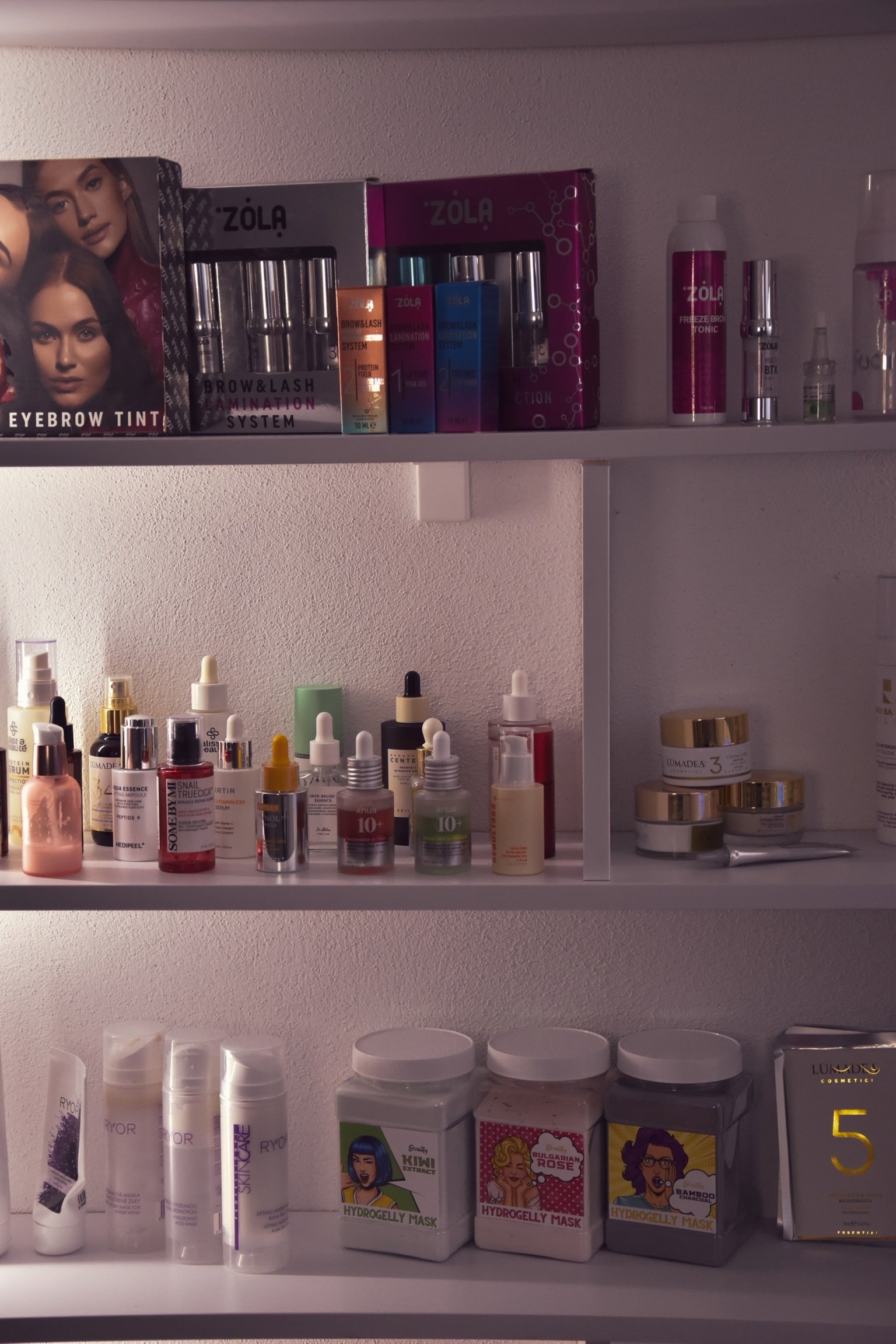 Profesionálne kozmetické produkty na osvetlených policiach v salóne Timea Skincare