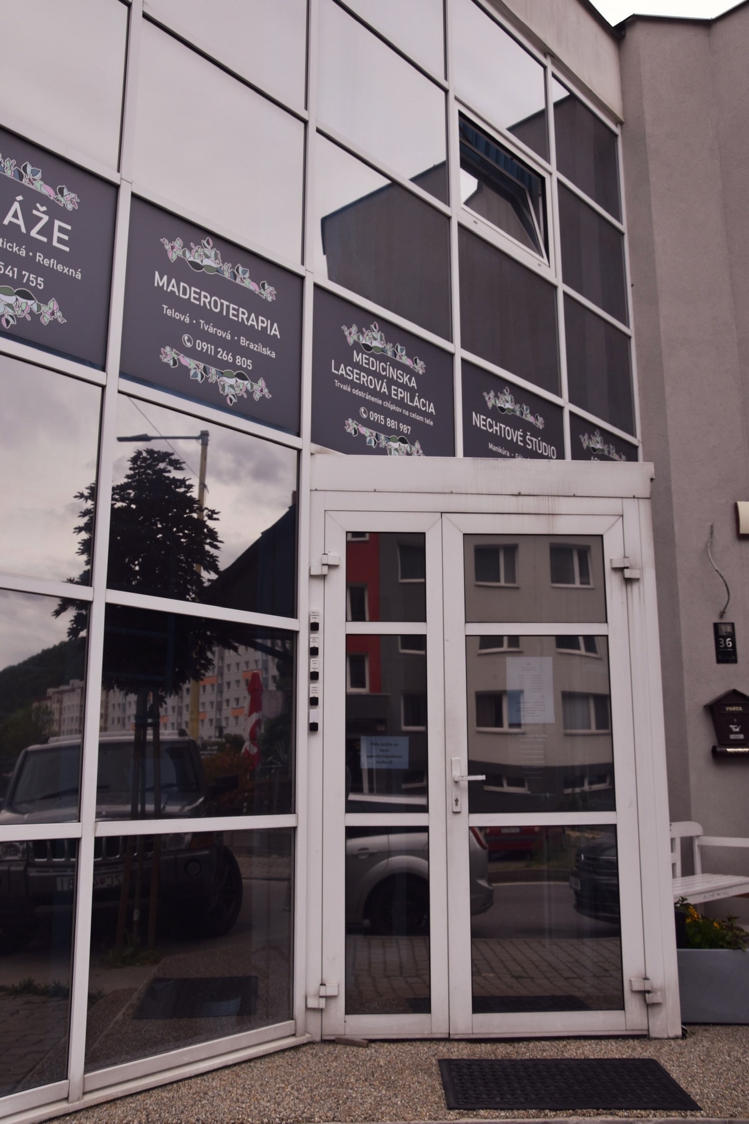 Vstup do budovy, kde sa nachádza salón Timea Skincare v Novej Bani